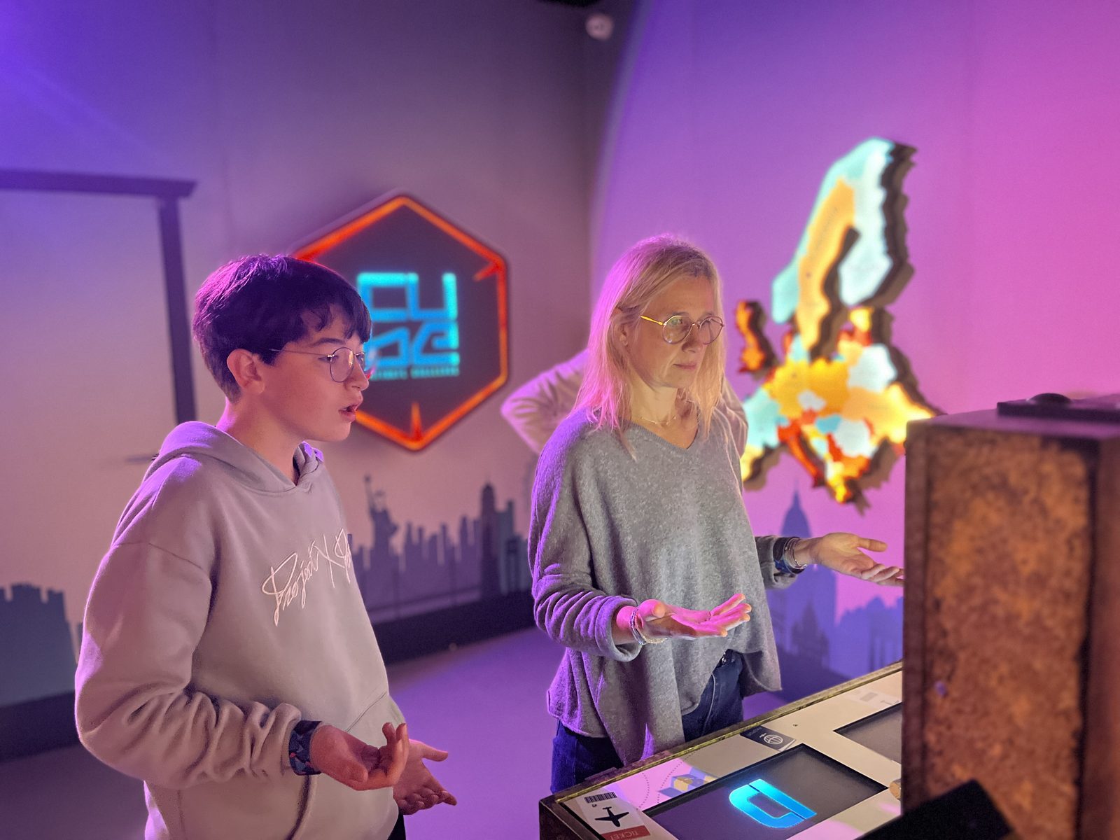 Une famille relève un défi du Cube Challenge chez Team Square